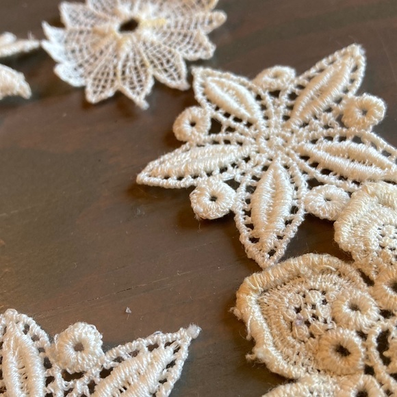 12 mid century cotton ecru flower appliqués. Beautiful - Picture 5 of 7